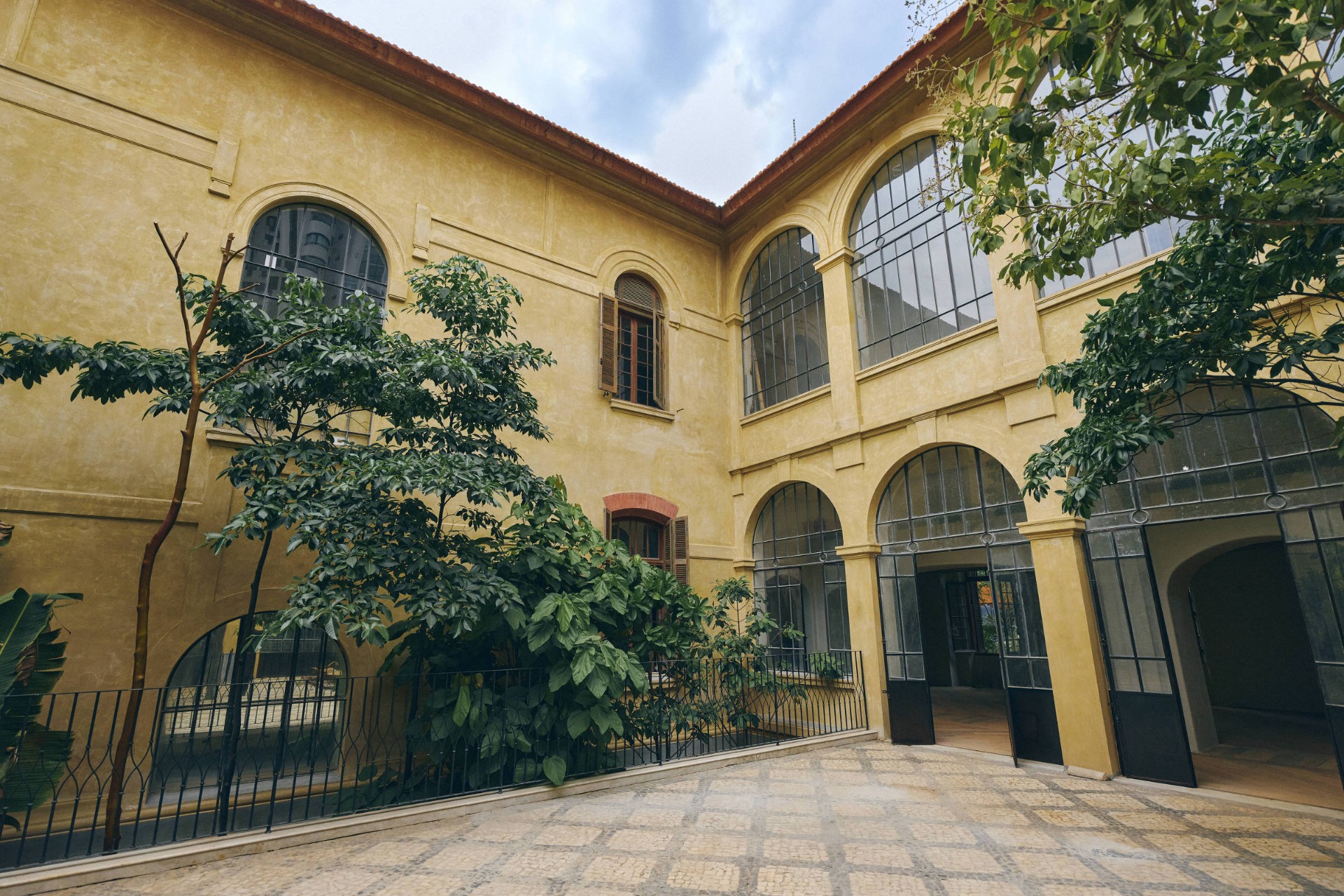 Fachada Matarazzo com vegetação